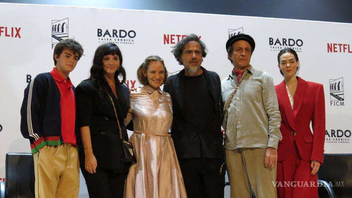 $!El actor mexicano Iker Solano, de izquierda a derecha, la actriz argentina Griselda Siciliani, la directora general del Festival Internacional de Cine de Morelia, Daniela Michel, el director mexicano Alejandro G. Iñárritu, el actor mexicano Daniel Giménez Cacho y la actriz mexicana Ximena Lamadrid, posan durante una conferencia de prensa para promover la película Bardo en el Festival Internacional de Cine de Morelia en Morelia, México, el sábado 22 de octubre de 2022. (Foto AP/ Berenice Bautista)