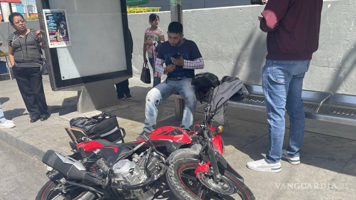 Imprudente conductor derriba a motociclista en la Zona Centro de Saltillo