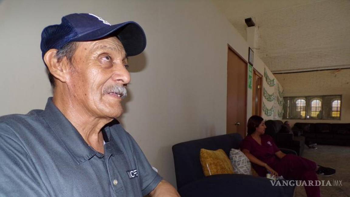 $!Don Enrique se ríe sentado en su silla de ruedas, demostrando que el buen humor persiste incluso en los momentos más difíciles de la vida.