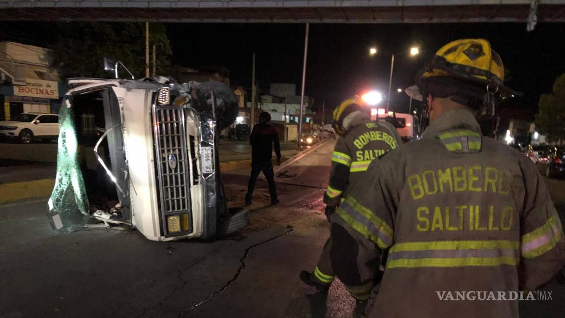 Saltillo: conductor derriba luminaria y vuelca; combustible termina sobre el pavimento