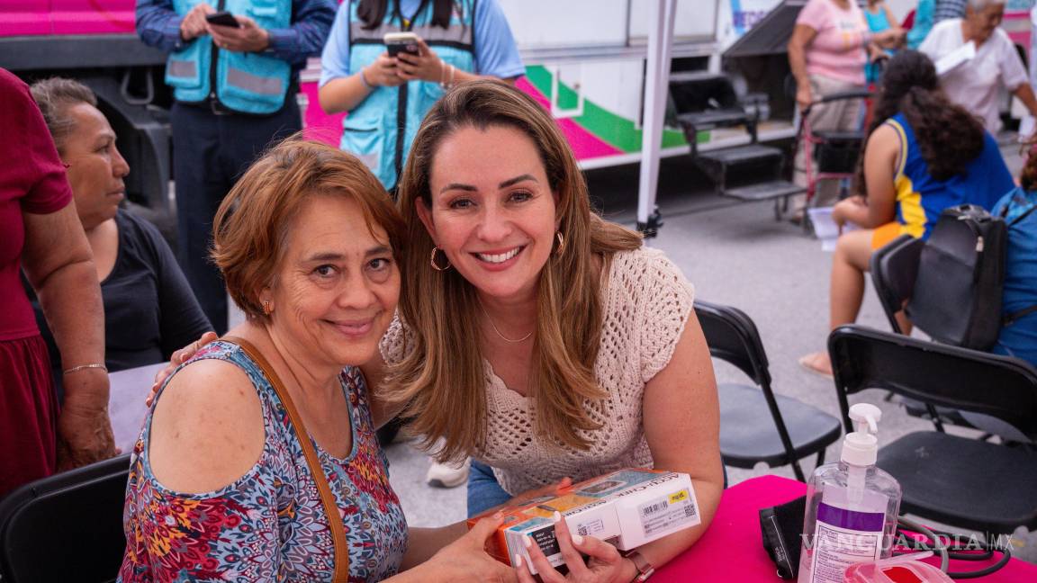 $!Durante cada jornada, Luly López Naranjo acompaña a los beneficiarios y supervisa personalmente la entrega de apoyos auditivos, visuales y médicos.