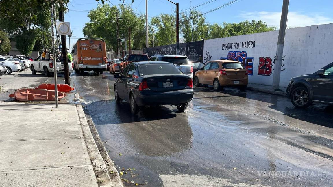 $!A pesar de los reportes ciudadanos, la fuga de agua sigue activa, incrementando el desperdicio del recurso.