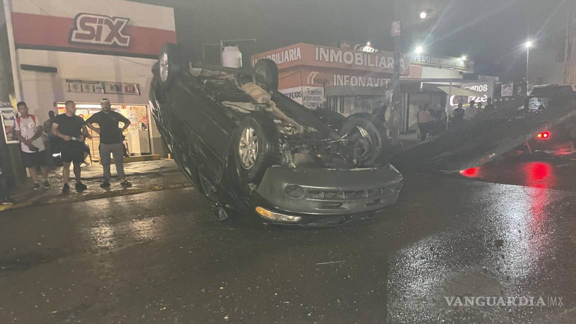 Bache ‘invisible’ origina volcadura en Saltillo; lo confundieron con charco de agua
