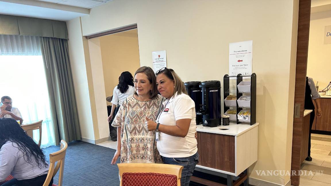 $!La panista accedió a tomarse fotografías con los saltillenses que se acercaron a su mesa.