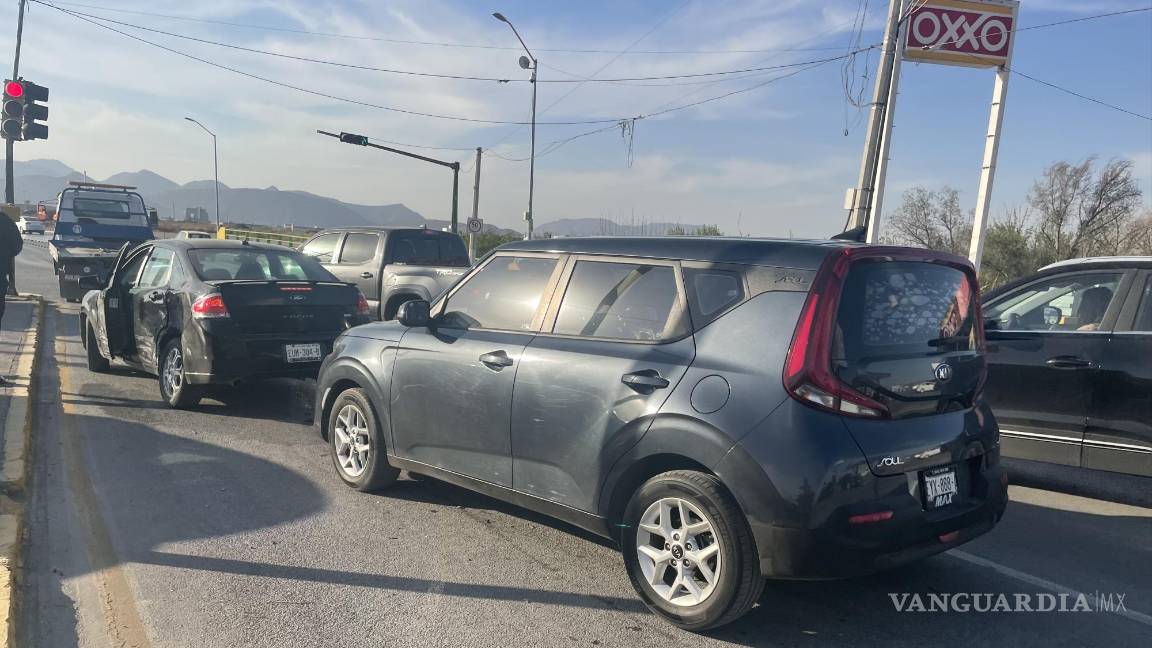 Vehículo se ‘adueña’ de bulevar y causa choque contra camioneta en Saltillo