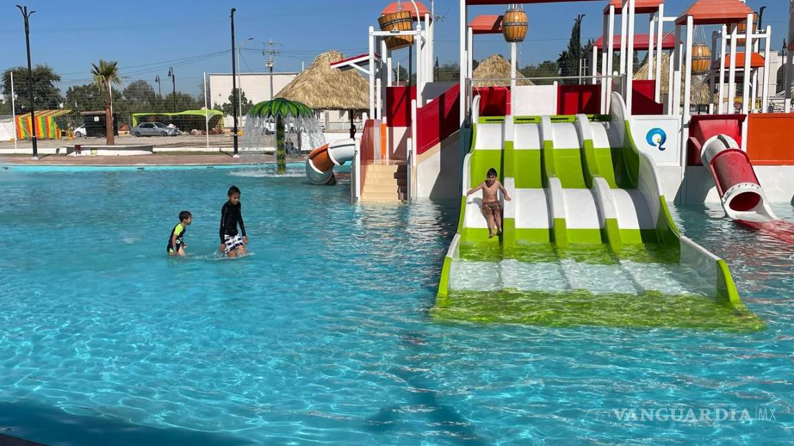 $!El parque acuático “AquaRamos” cuenta con espacios cómodos como camastros y palapas, ideales para que los visitantes se relajen mientras disfrutan de las instalaciones.