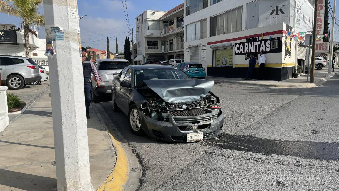 Estrella adulto mayor por alcance a camioneta