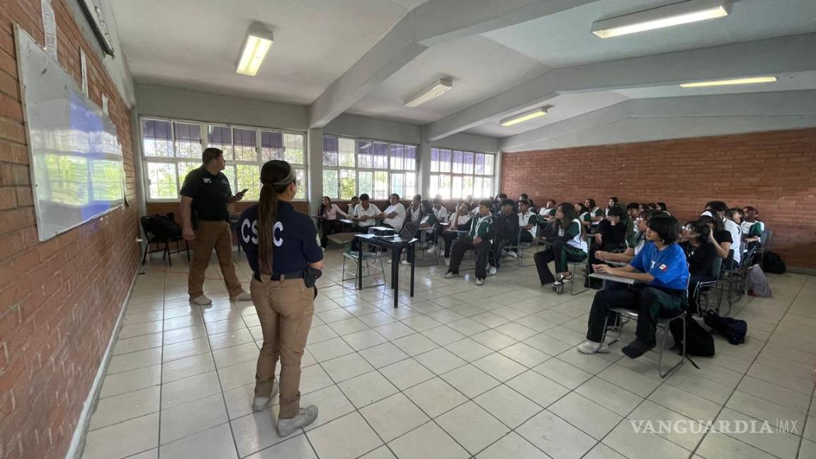 $!Personal de la Dirección de Proximidad Social expuso casos reales de extorsión y fraude digital para sensibilizar a los estudiantes sobre los riesgos en aplicaciones móviles y redes sociales.