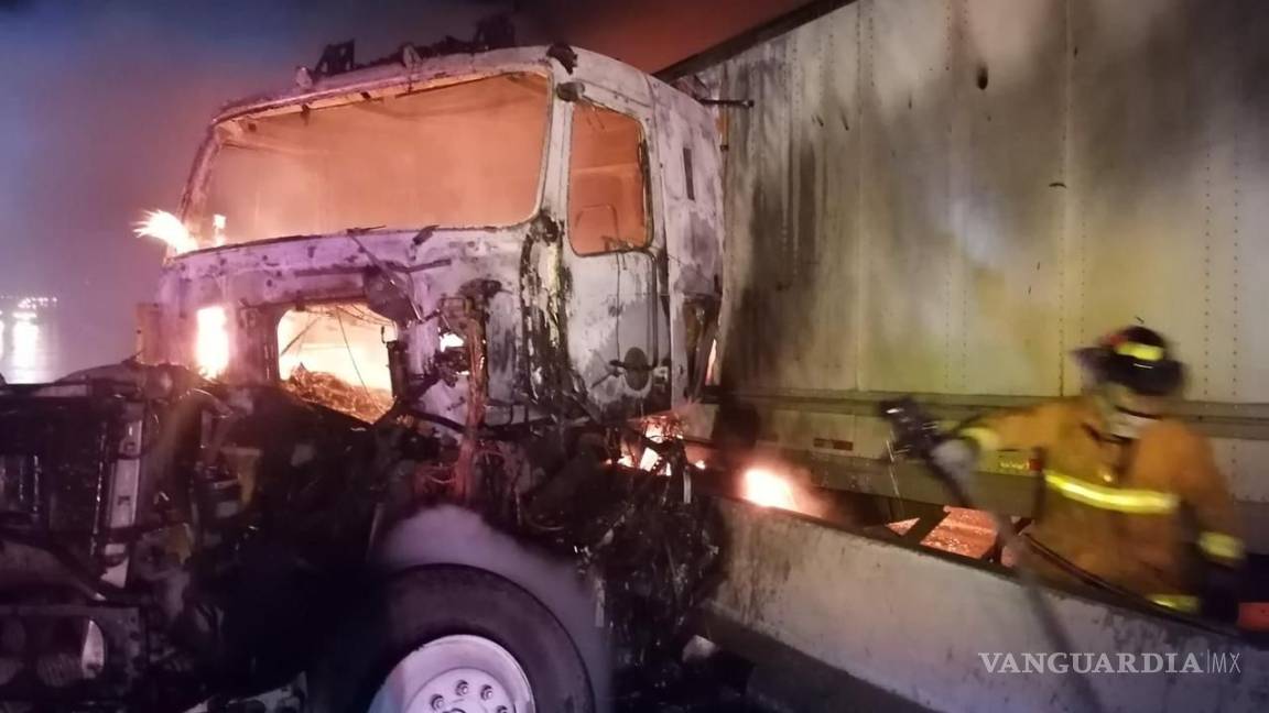Trailer y se incendia en la autopista a Monterrey-Saltillo