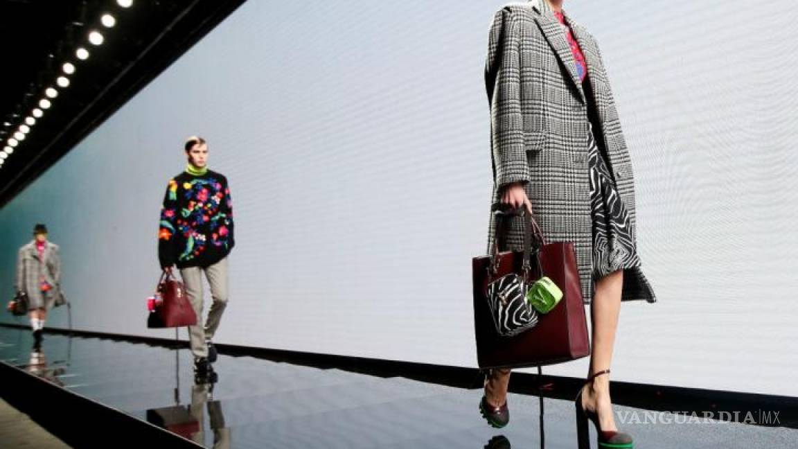 Versace decide aplazar su desfile de modas por coronavirus