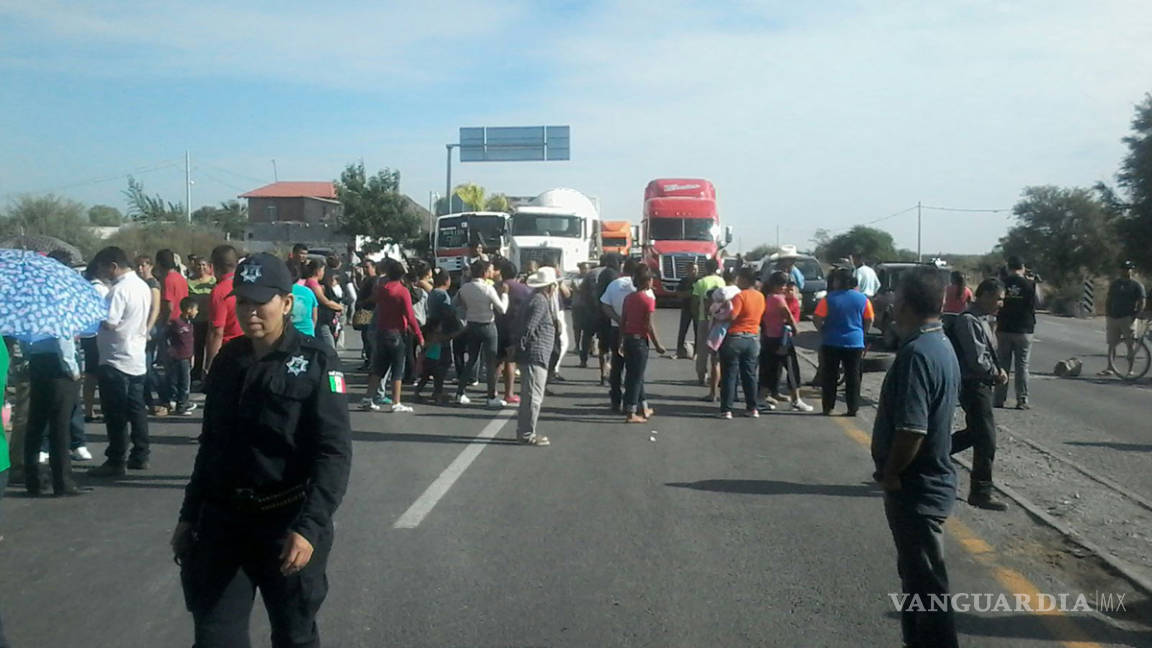 Con bloqueo exigen puente en carretera Torreón-San Pedro