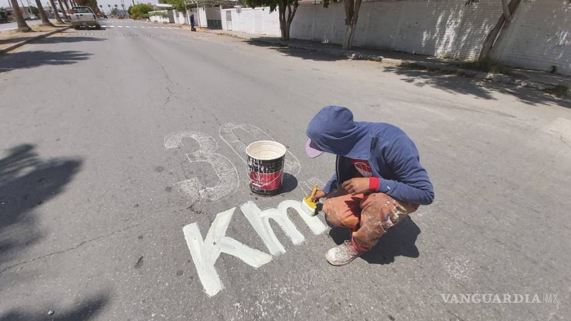 $!Trabajos de señalética y semáforos no se detienen en Torreón