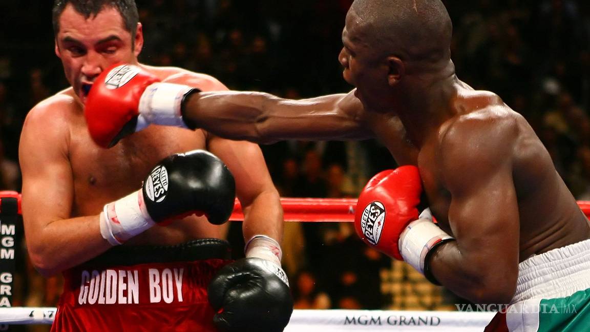 $!Mayweather revela vergonzosa foto de De La Hoya: lo 'balconea' en mallas y tacones