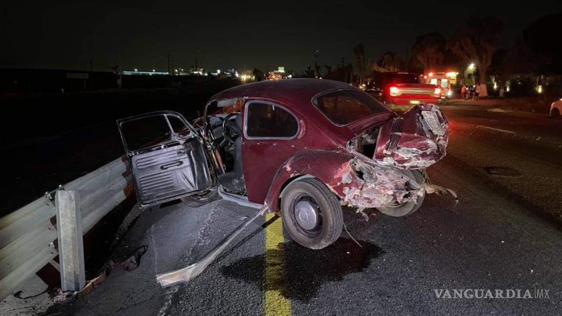 Vocho se ‘vende’: choca contra una camioneta BMW en la carretera Monterrey-Saltillo