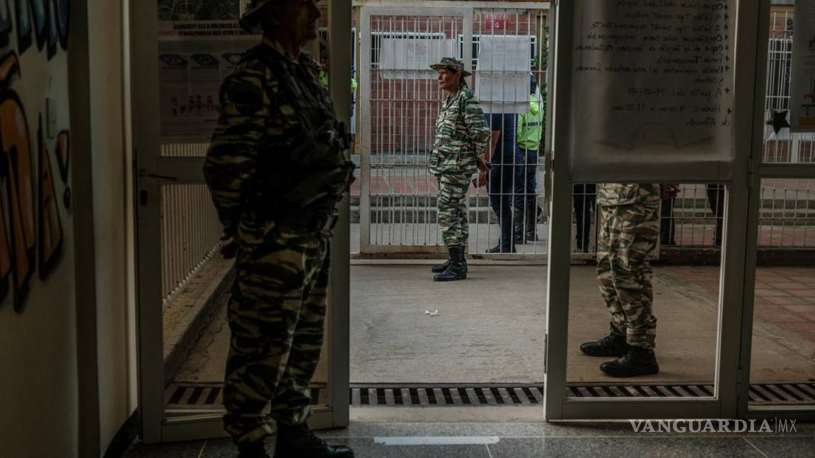 $!Miembros de una milicia leal al gobierno del presidente Nicolás Maduro en la entrada de un centro de votación en un barrio de Caracas, Venezuela.
