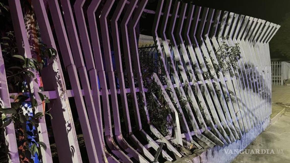 $!La barda de la secundaria resultó afectada tras el impacto.