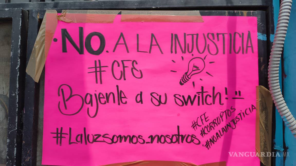 $!Mensajes en pancartas denuncian presuntos cobros injustificados y abusos por parte de la Comisión Federal de Electricidad.