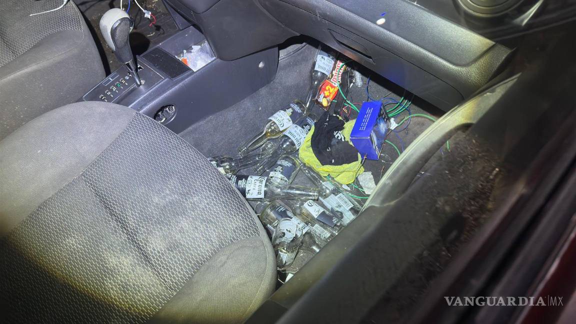 $!Envases de cerveza fueron encontrados dentro del vehículo abandonado.