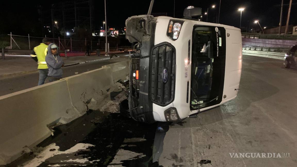 $!La vagoneta de transporte de personal quedó volcada tras el fuerte impacto de la camioneta.