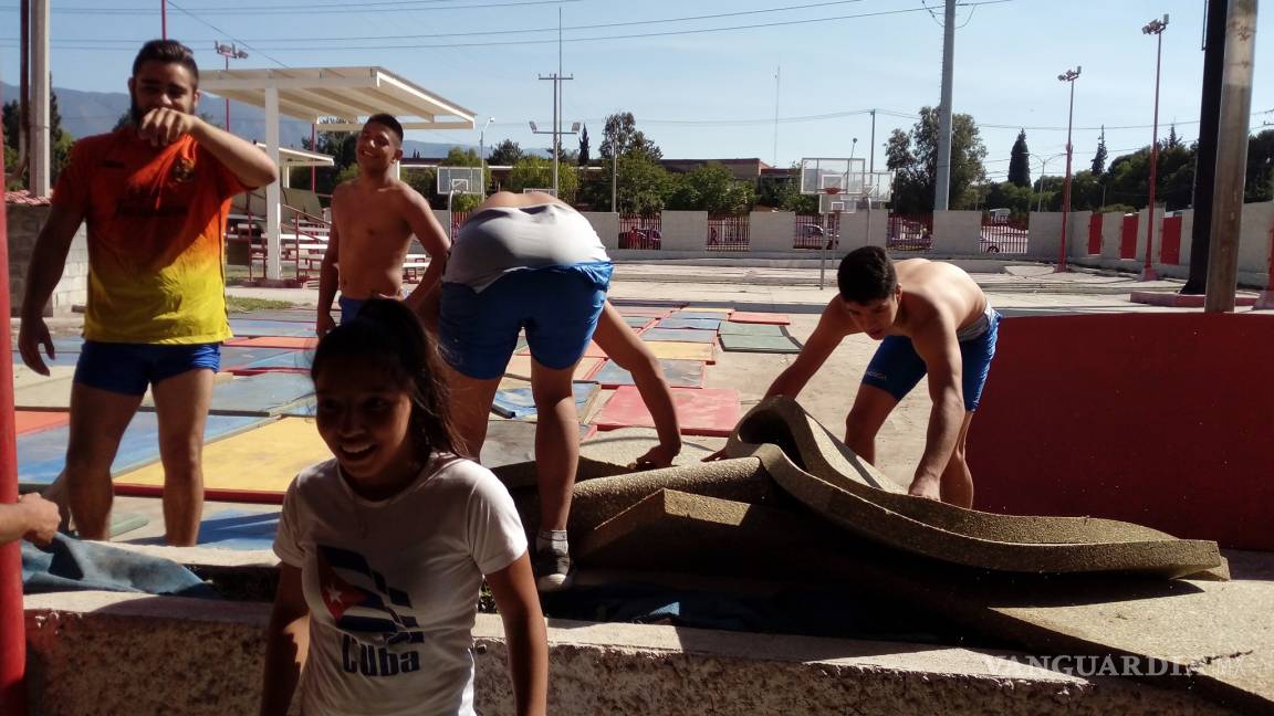 A una semana de la inundación en Saltillo, equipo de lucha sigue reparando su gimnasio