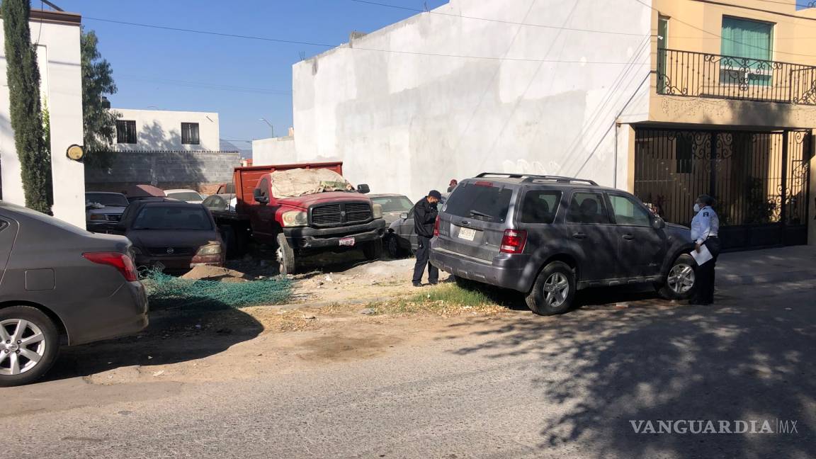 Mecánico se niega a retirar vehículos de predio ajeno en la colonia Morelos