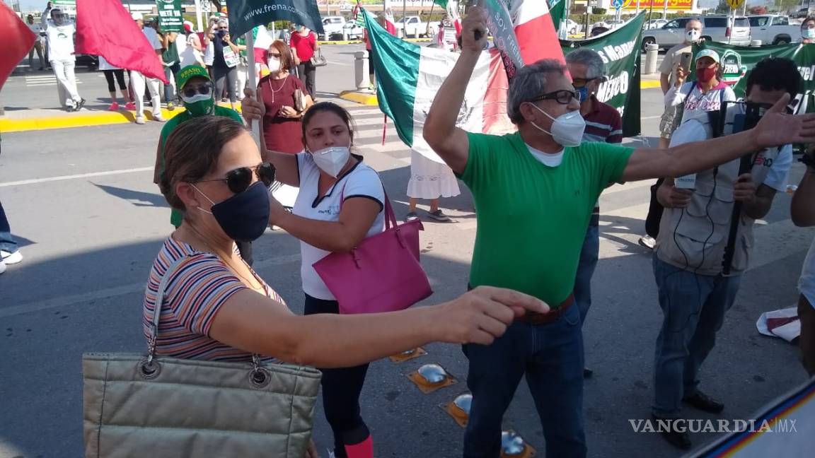 Chocan simpatizantes y opositores en arribo de AMLO a Torreón