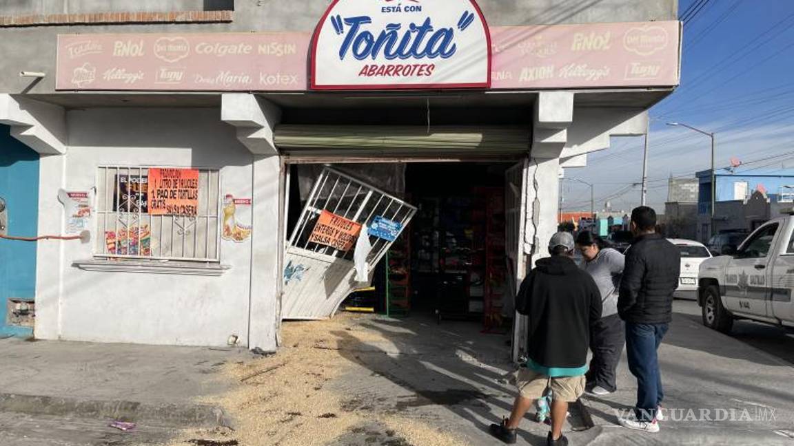 $!La madre perdió el control del vehículo, cuando un tercero le impidió el paso, y se estampó contra una tienda.