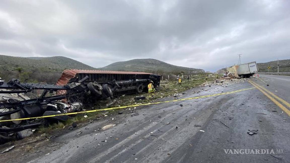 $!Personal de la AIC de la FGE llegó al lugar para realizar peritajes y determinar las responsabilidades en el accidente.
