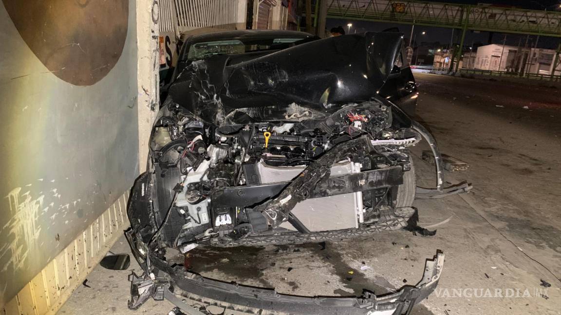 Saltillo: conductora ebria choca contra dos vehículos y destroza su auto al estrellarse en un negocio