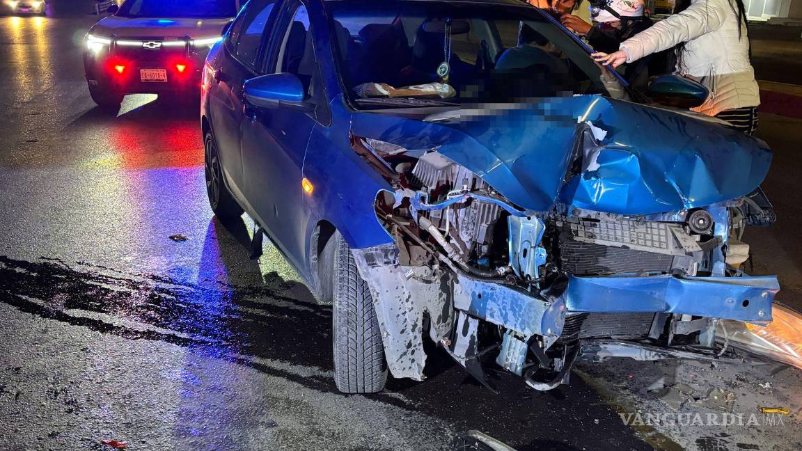 $!El conductor y sus acompañantes fueron atendidos por paramédicos tras el fuerte choque en Saltillo.