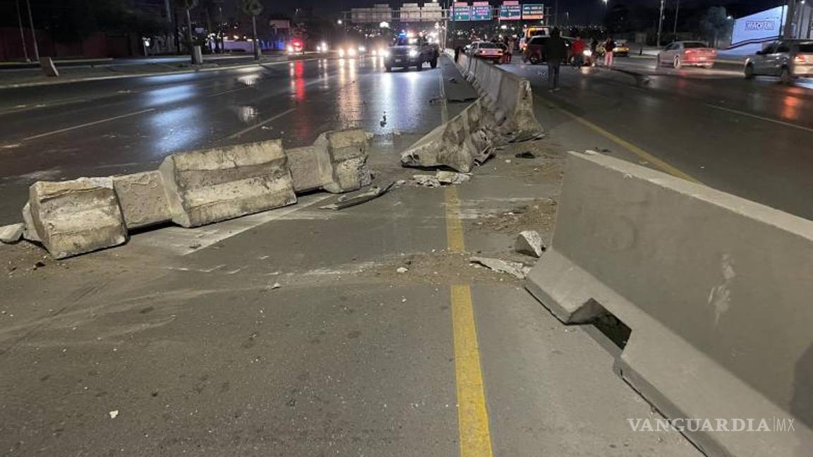 $!Un taxista y una camioneta que circulaban en el carril contrario, también se impactaron contra de los bloques de concreto.