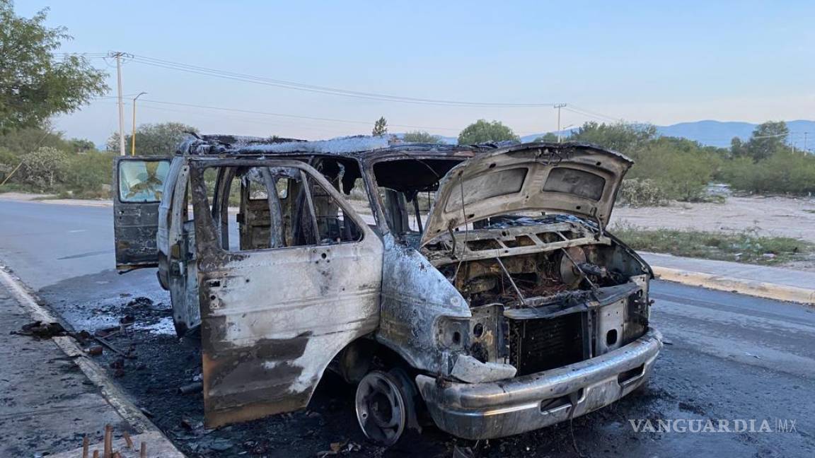 Hombre sufre el incendio de su camioneta, mientras conducía en Saltillo