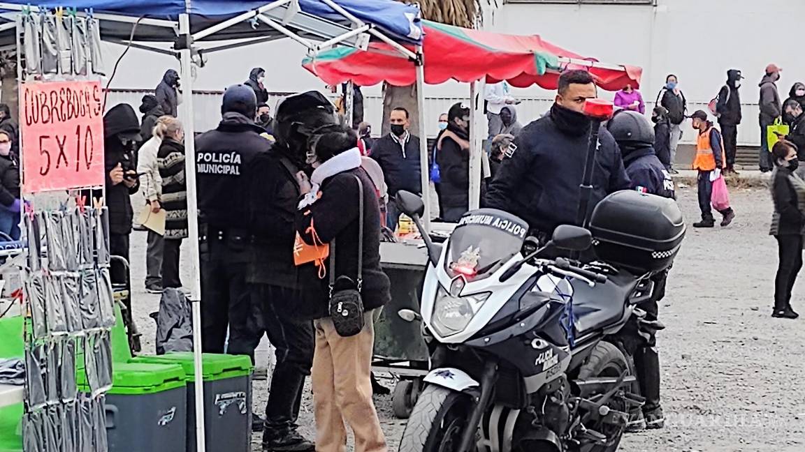 $!Vendimia de comida caliente y cubrebocas, rondan los alrededores de la fila de vacunación contra COVID-19. FOTO: FRANCISCO MUÑIZ