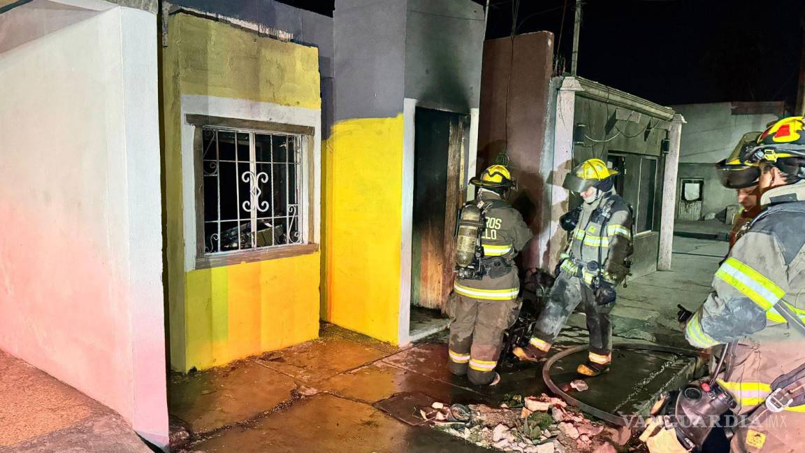 Fuego arrasa con vivienda al norte de Saltillo; cortocircuito, posible causa