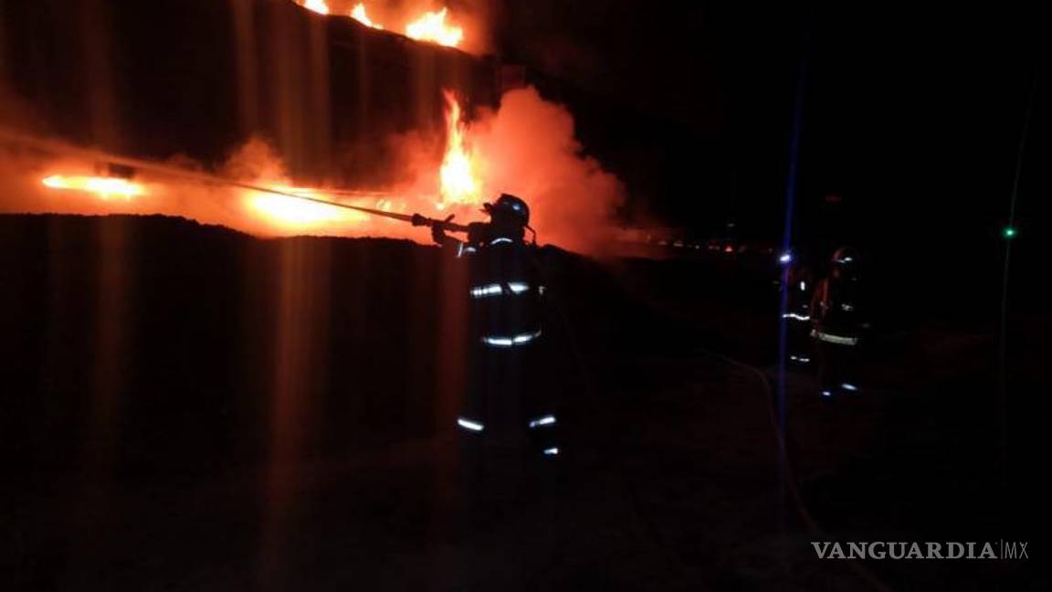 $!El personal de Bomberos lucharon contra las llamas que envolvían la locomotora y los vagones afectados en el accidente ferroviario.