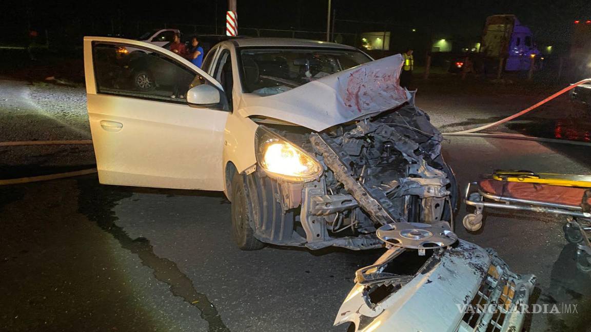 Conductor queda prensado y grave tras accidente en carretera a Derramadero