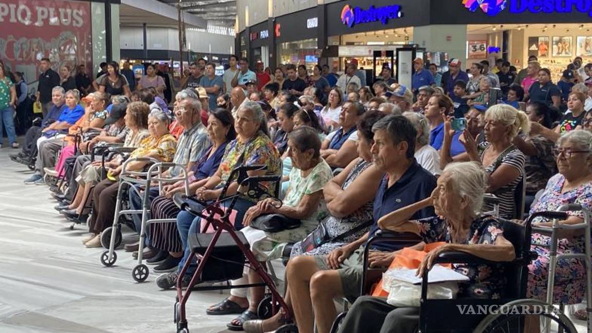 $!Familias monclovenses recibieron sillas de ruedas donadas por el Club Rotario y Tiendas Merco.