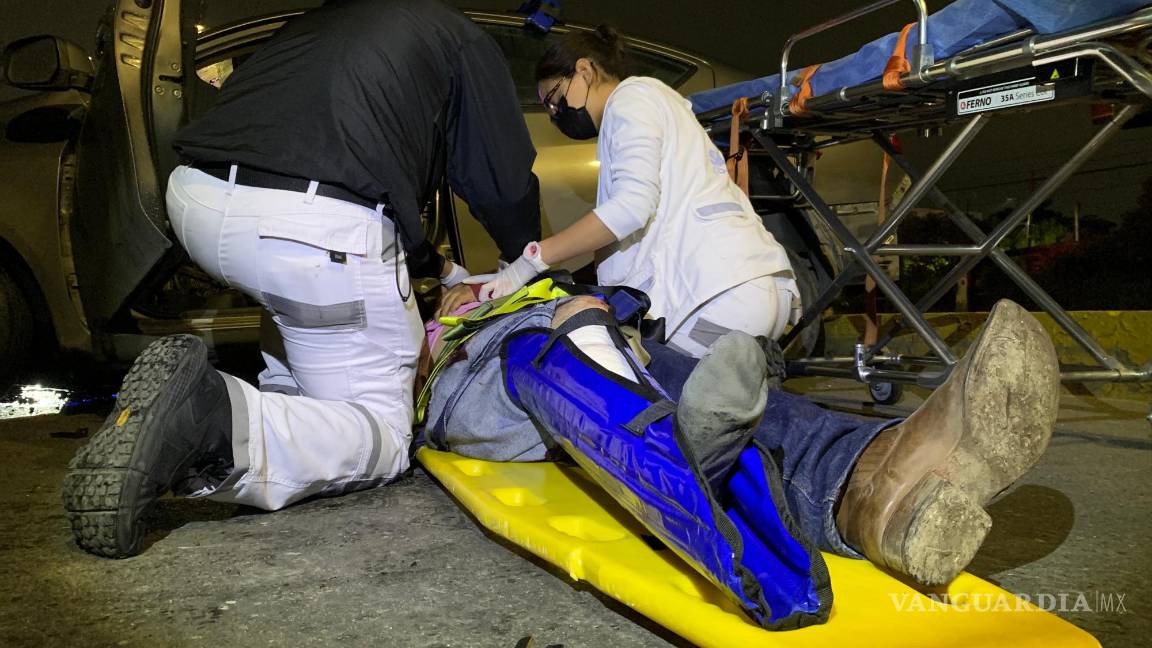 $!Paramédicos de la Secretaría de Salud inmovilizan la pierna del conductor lesionado antes de trasladarlo al hospital.