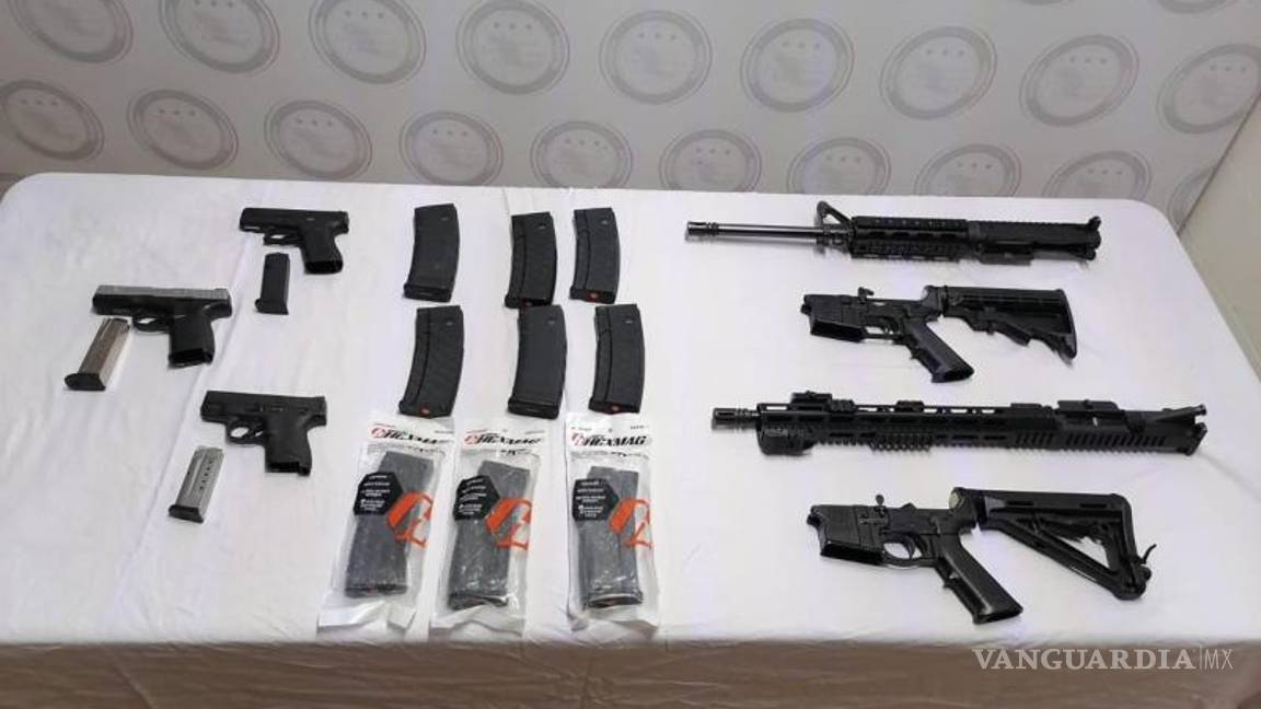 $!Elementos de la FGR detuvieron a un hombre que transportaba armas en dos maletas en un autobús que iba al estado de Hidalgo.