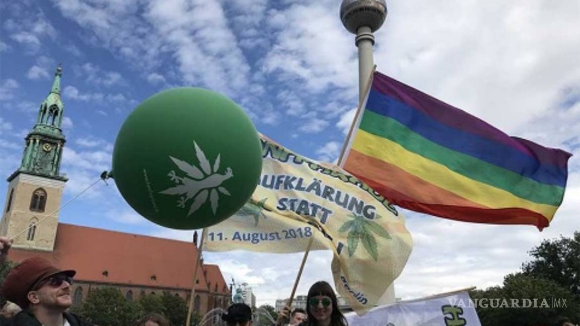 $!Miles reclaman legalización de mariguana en Alemania