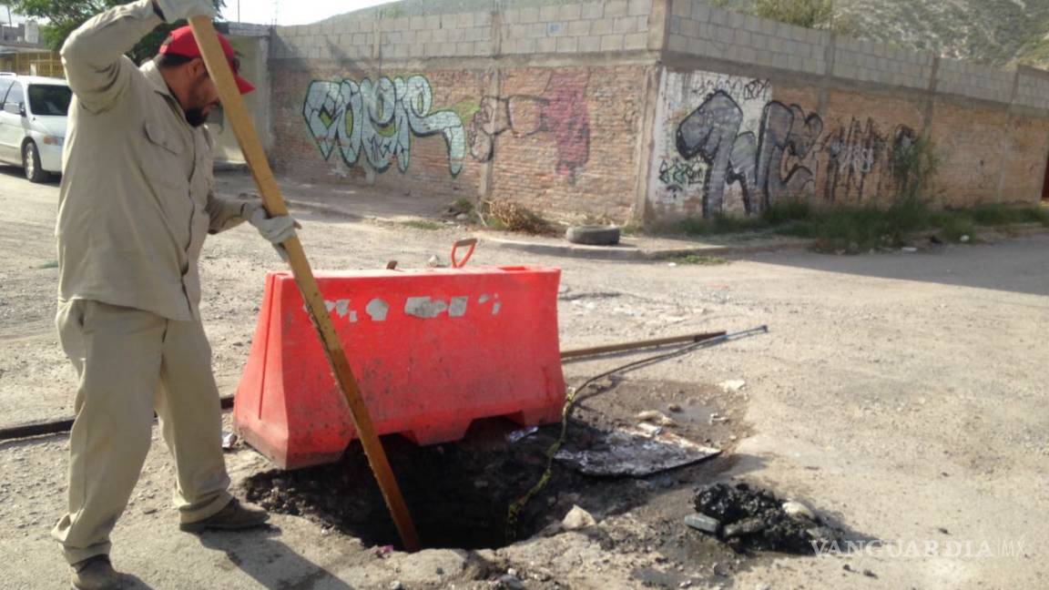 Limpian redes de drenaje en colonias de Torreón