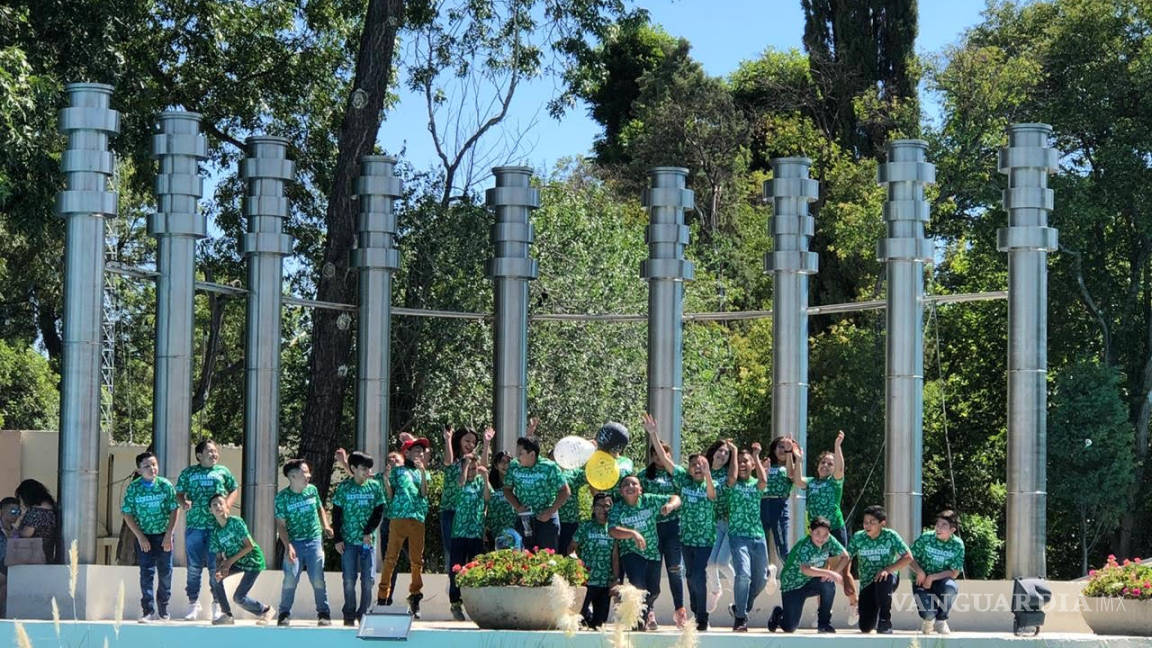 Celebran graduación en autos los alumnos de la Escuela Coahuila