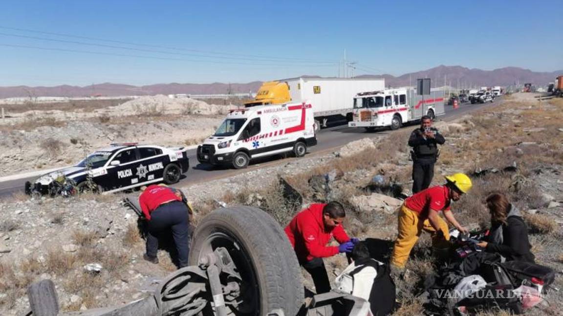 $!Oficiales de la Policía Municipal de Ramos Arizpe acudieron al llamado para mantener abanderado el lugar, mientras que la circulación resultó afectada por una hora.
