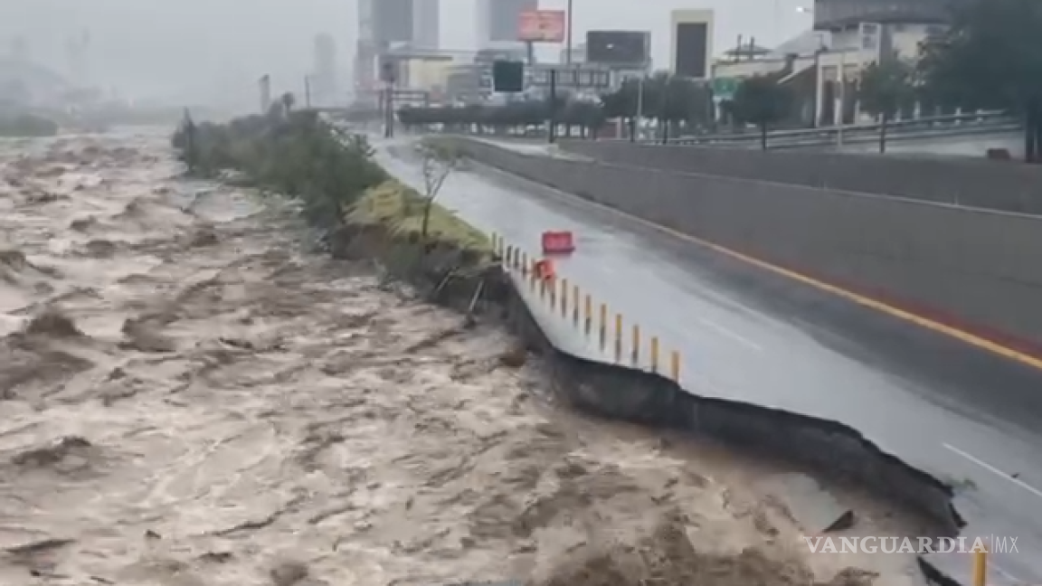 Carril express de la avenida Constitución, en Nuevo León, se desgaja por lluvias; arrasa afluente con carretera a Rompepicos