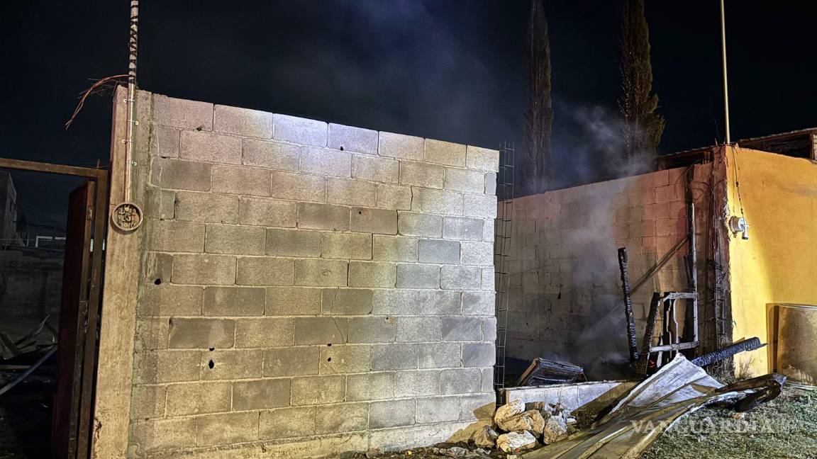 $!Vecinos intentaron apagar el fuego antes de la llegada de los bomberos, pero la intensidad de las llamas lo hizo imposible.