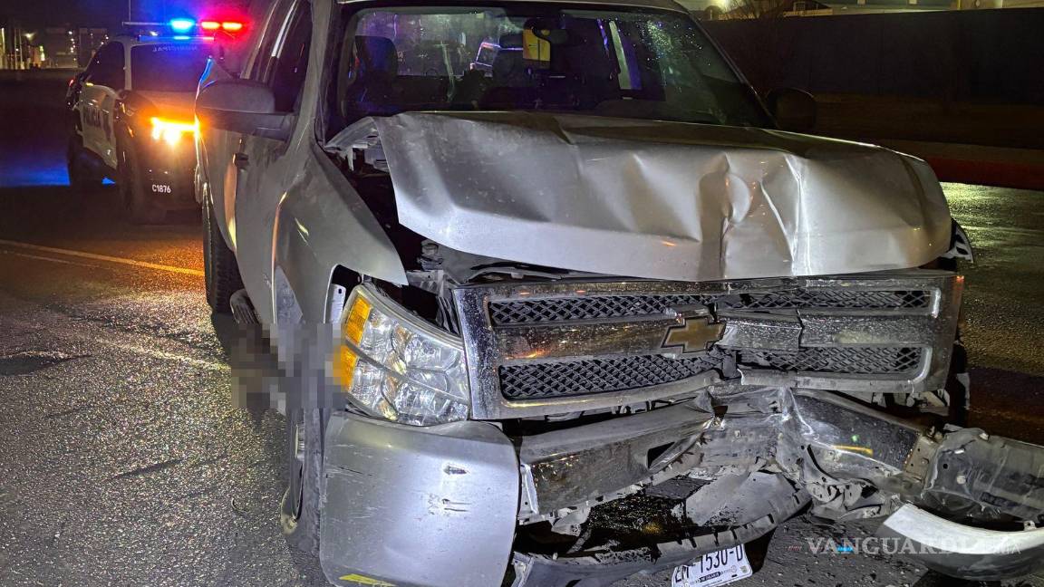 $!La camioneta Chevrolet 2500 quedó severamente dañada tras el impacto por alcance.