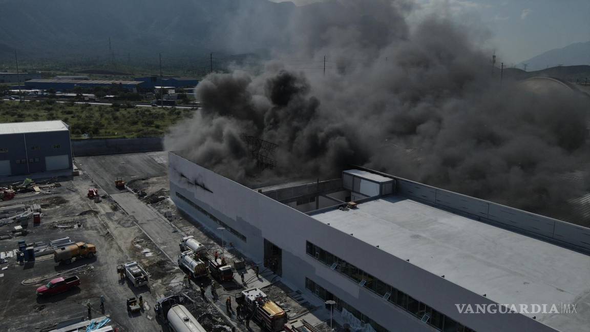 Evacuan a 230 trabajadores por incendio en nave industrial en Nuevo León