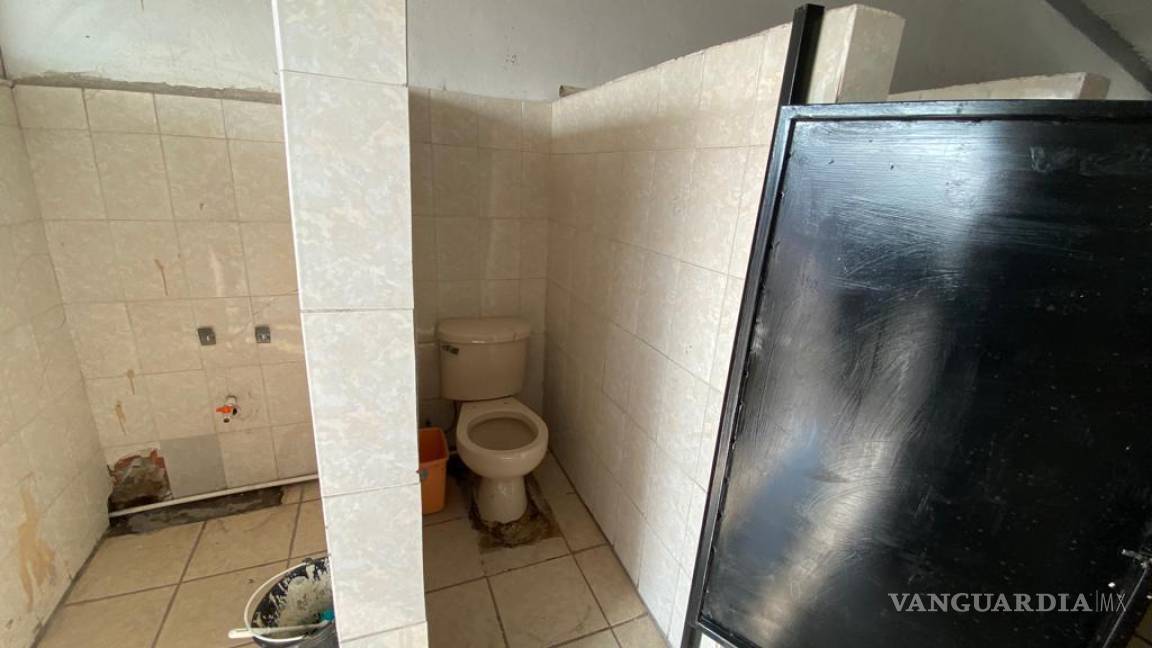 Monclova: estudiantes de primaria enferman ante suciedad en baños; padres de familia toman el plantel
