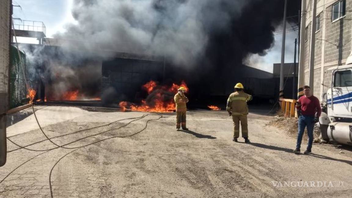 Alerta en Edomex por fuerte incendio en planta de reciclaje