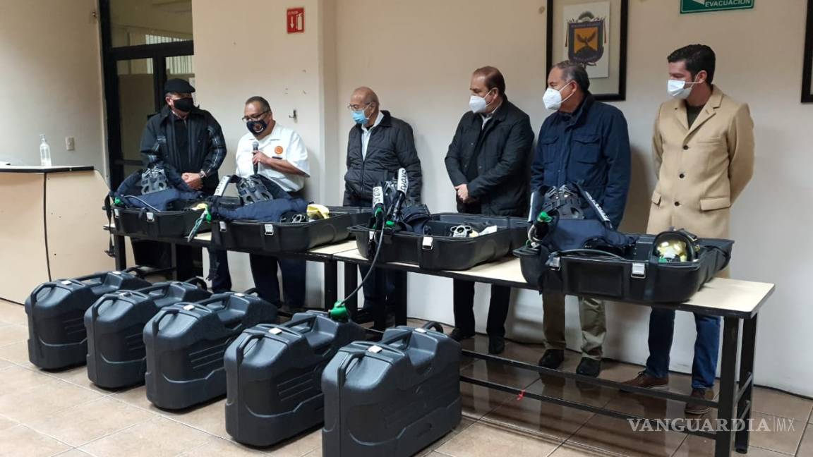 $!Entregan equipos de respiración autocontenida al Departamento de Bomberos en Piedras Negras